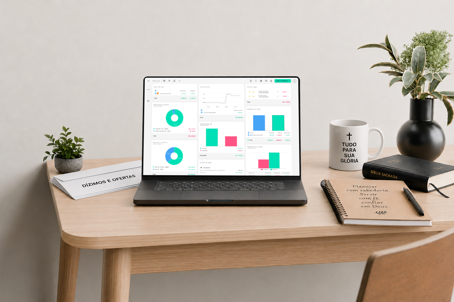 Sistema financeiro para igreja aberto em notebook com Bíblia, cruz e caixa de ofertas