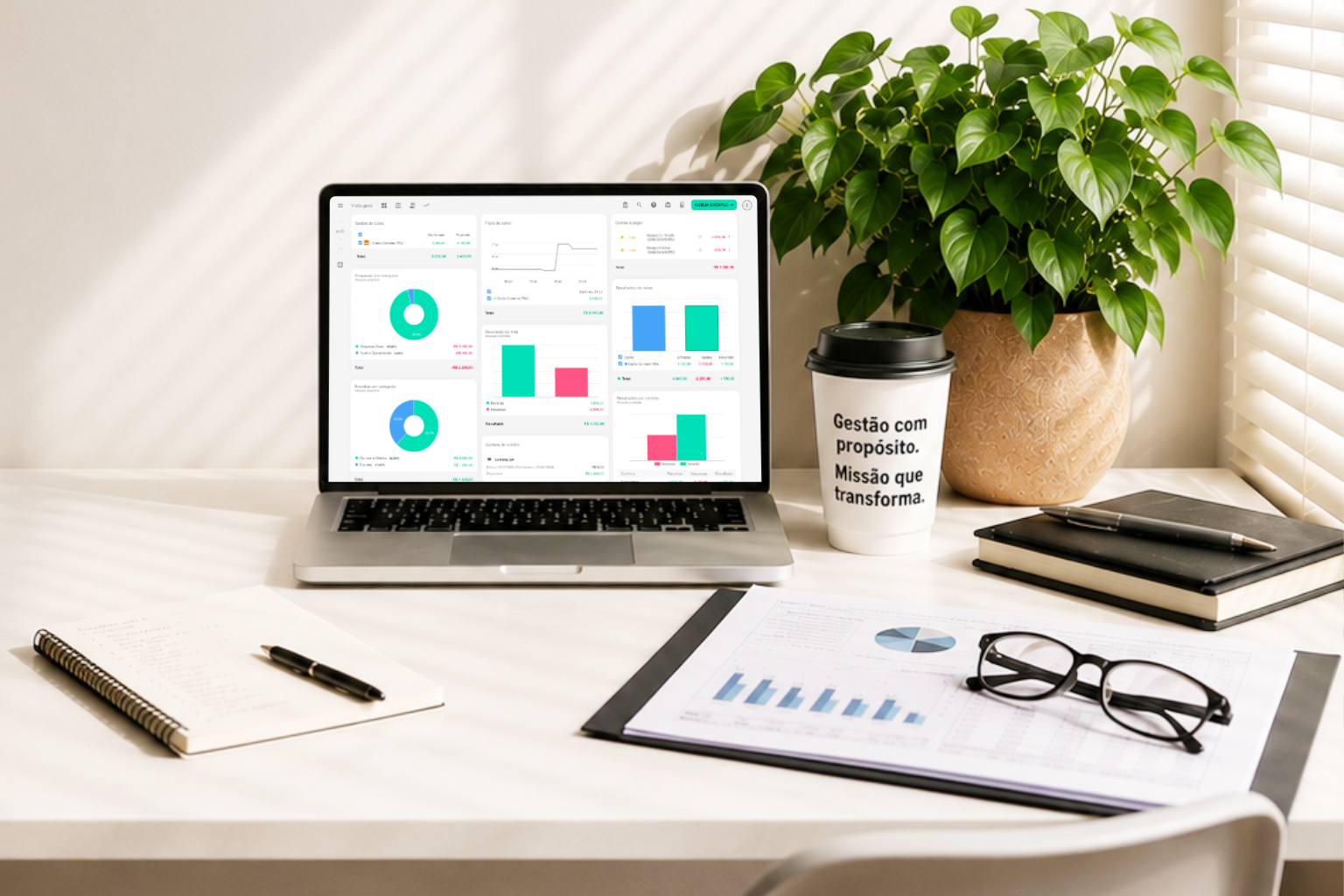 Sistema financeiro para associações aberto em notebook